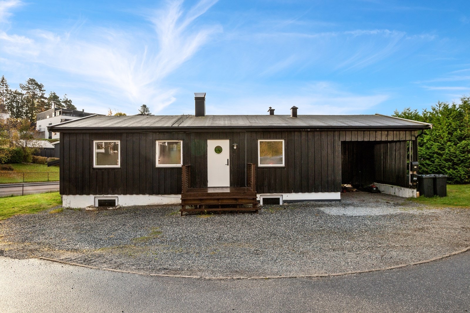 Gode parkeringsmuligheter på gruset gårdsplass og i carport Galleribilde