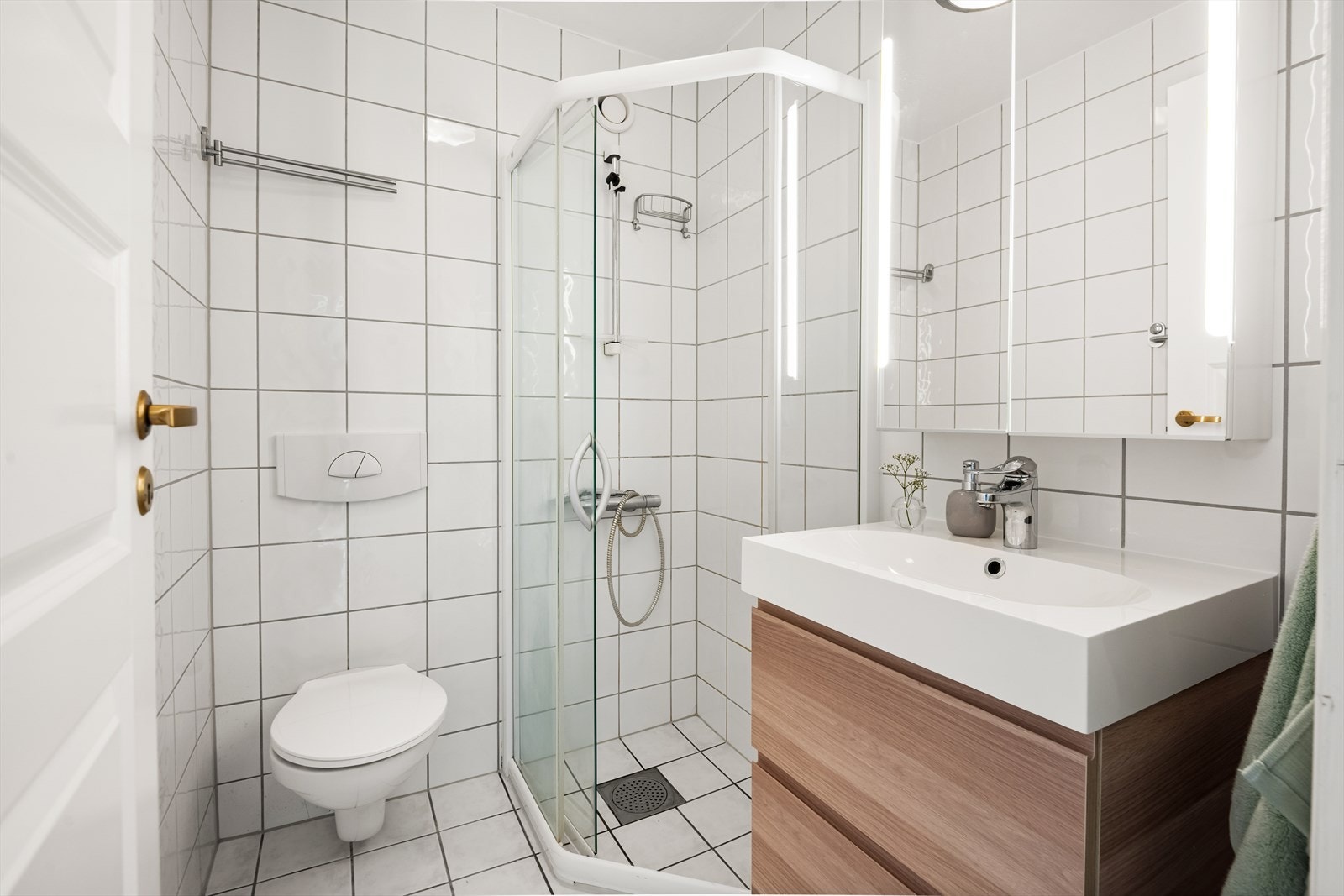 Baderom nr. 2 med elektrisk varme i gulvet og dusjhjørne. Galleribilde