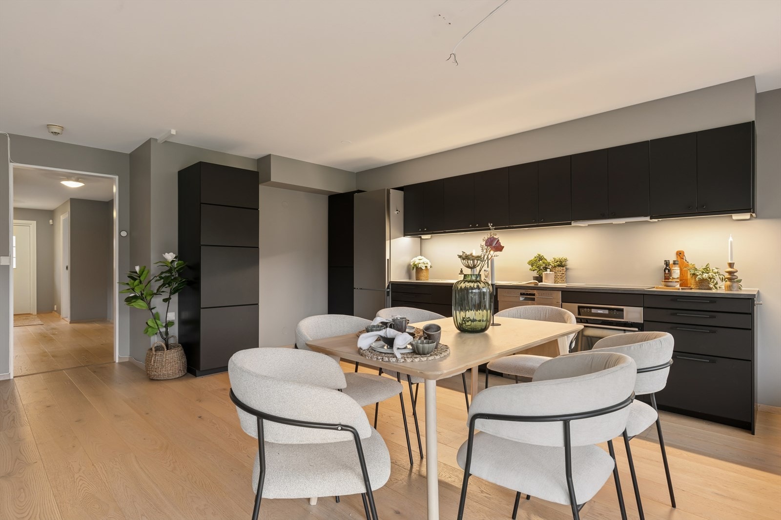 Kjøkkenet er fra 2019 med mørke, slette fronter og laminat benkeplate. Det er benkeskapsbelysning under overskapene. Galleribilde