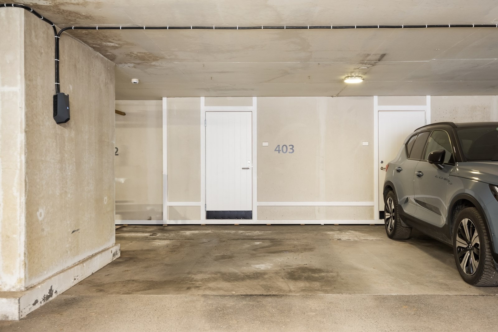 Boligen disponerer biloppstillingsplass i nabobygget, med el-bil lader. Plassen er merket med nr. 403. Galleribilde