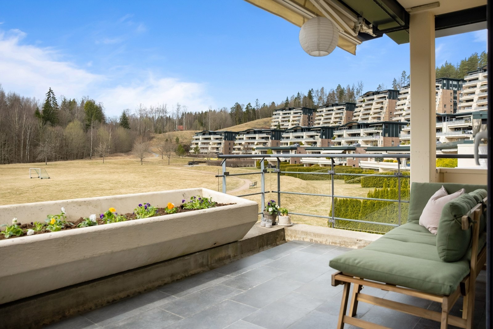 Balkongen er overbygget, og kan benyttes alle årstider. Galleribilde