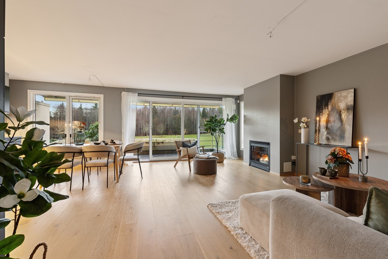 Store vinduer og balkongdør slipper inn godt med naturlig lys, og gir et fint utsyn. Galleribilde