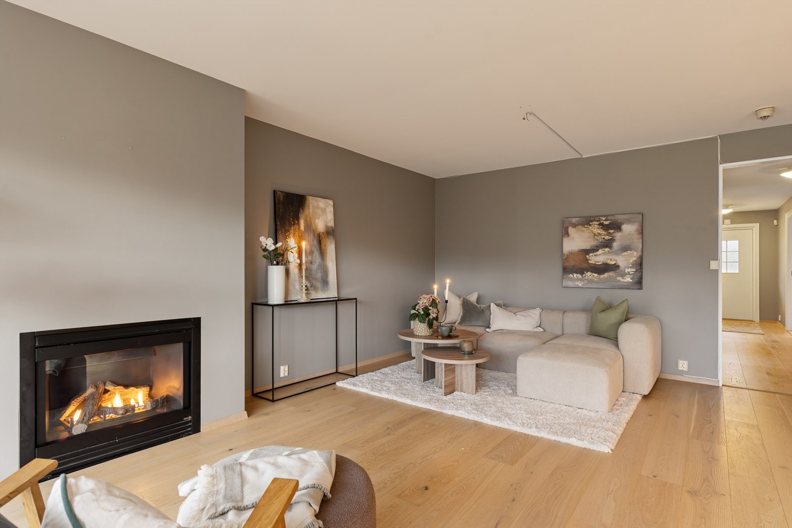 Boligen er malt i delikate farger, og gjør det enkelt å møblere slik du vil. Galleribilde