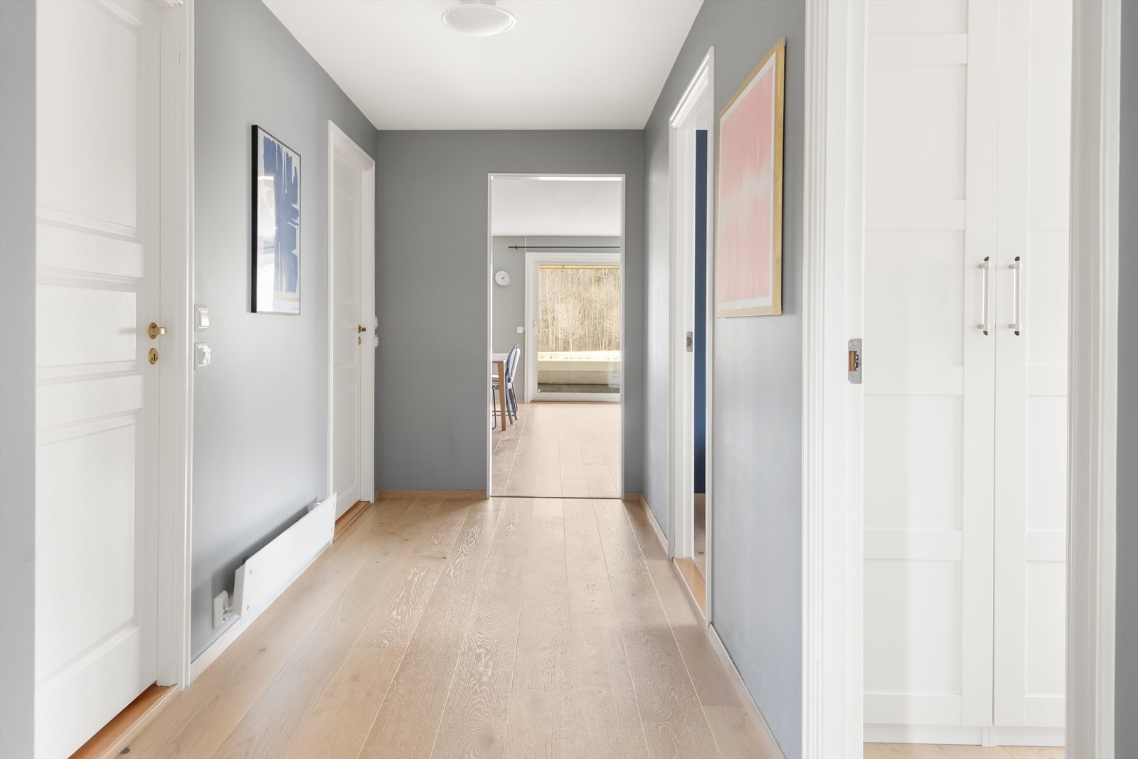 Velkommen inn - lys gang med stilrene detaljer. Galleribilde