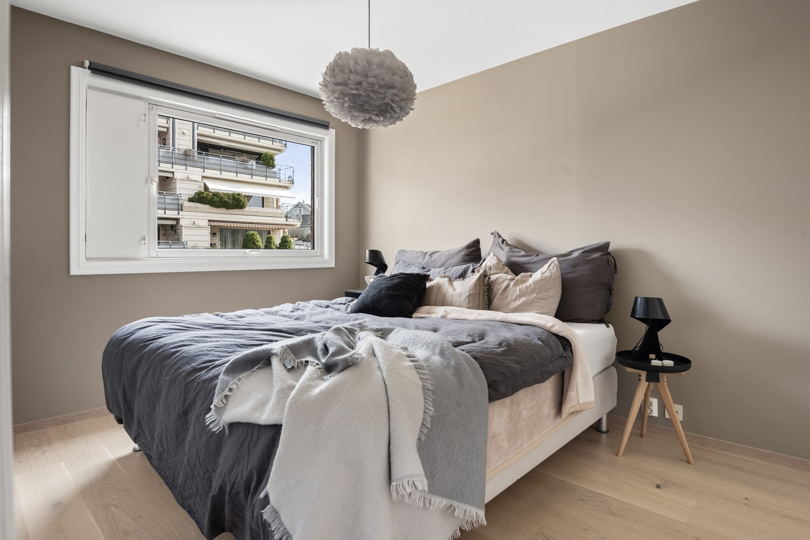 Hovedsoverom med delikat farge og mye naturlig lys. Galleribilde