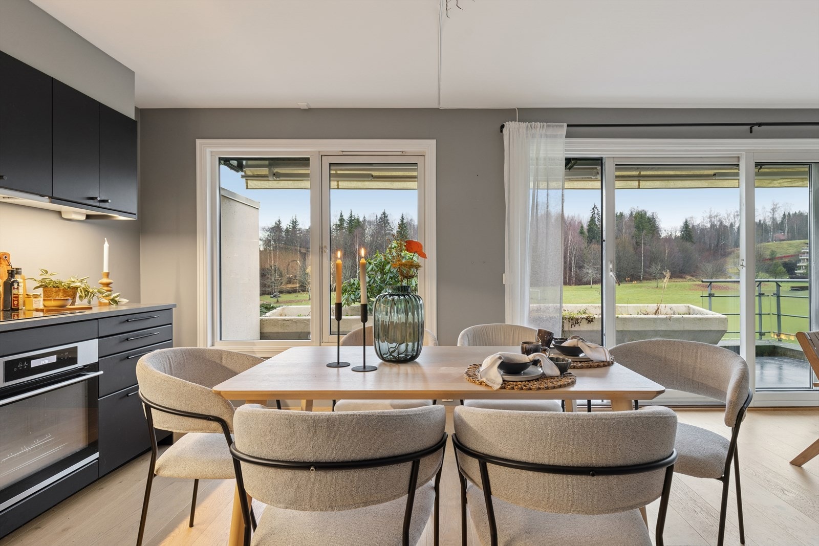 Leiligheten har en romslig spiseplass i nærhet til kjøkkenet - praktisk og sosialt! Galleribilde