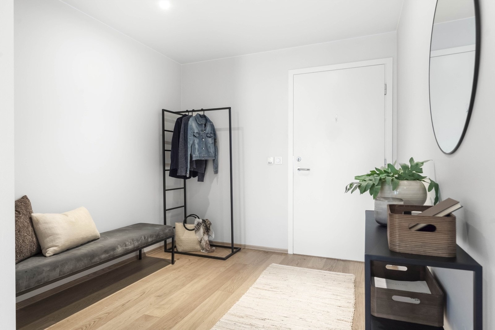 Hyggelig og lyst inngangsparti. Her er det plass til å henge fra deg yttertøy og sko. Galleribilde
