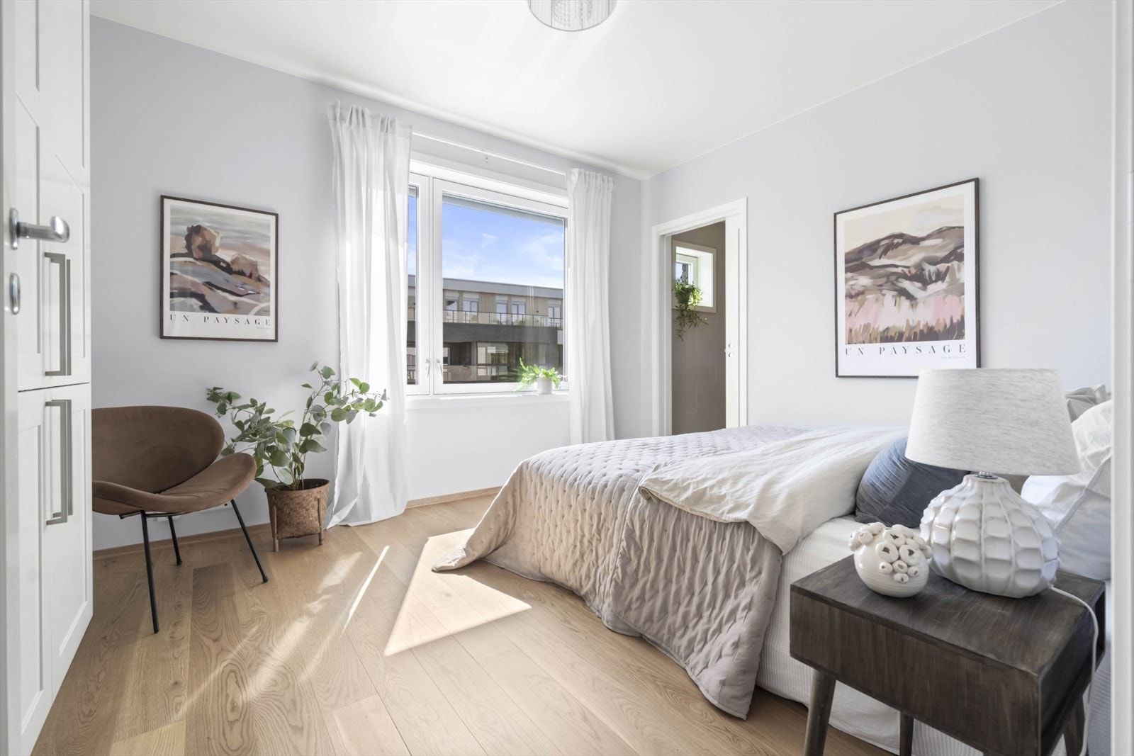 Hovedsoverommet er romslig med store vinduer, plass til dobbelseng og tilhørende nattbord. Soverommet har et tilhørende bad. Galleribilde