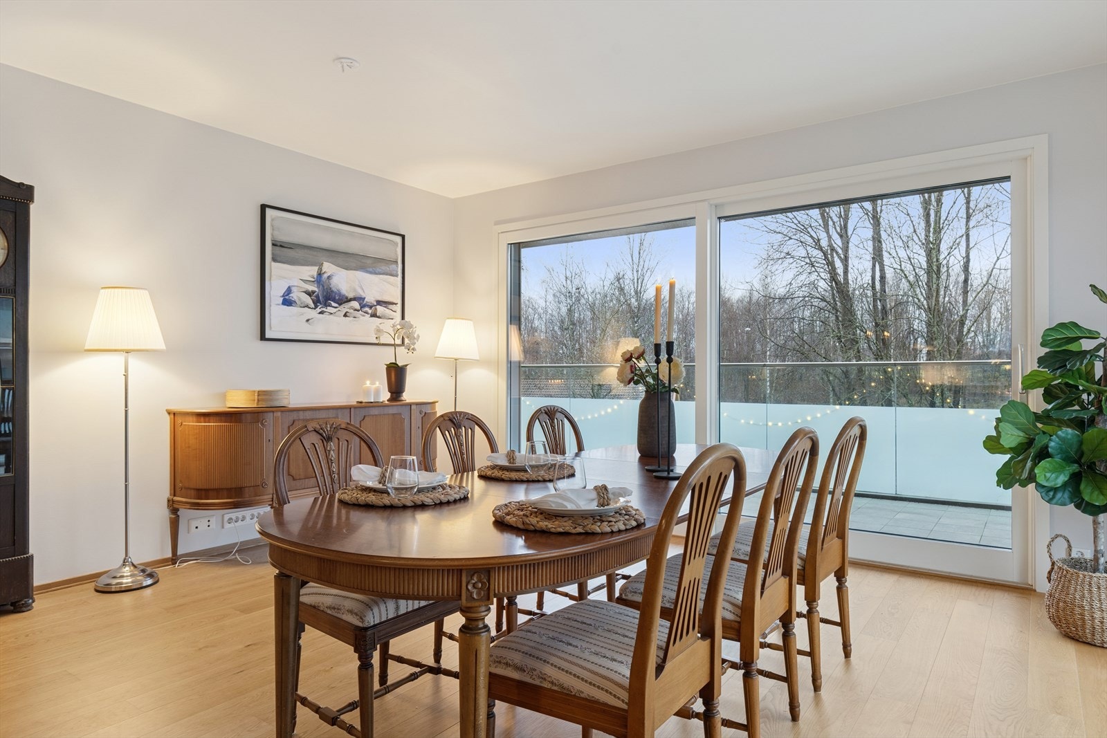 Leiligheten har en romslig spiseplass perfekt for hverdag og fest. Galleribilde