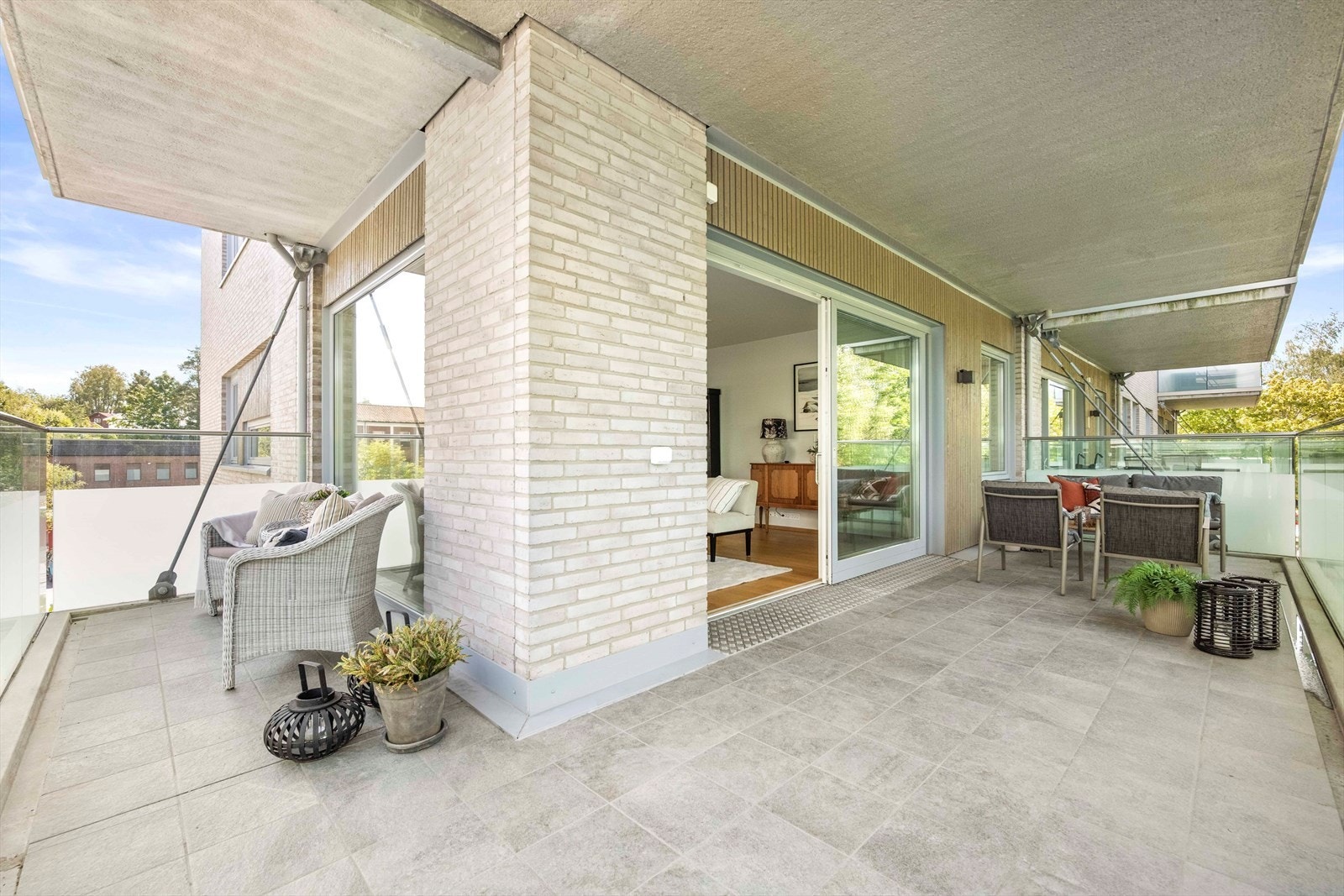 Terrassen brer seg utover to sider av hjørneleiligheten. Her kan du følge solens bevegelse. Galleribilde