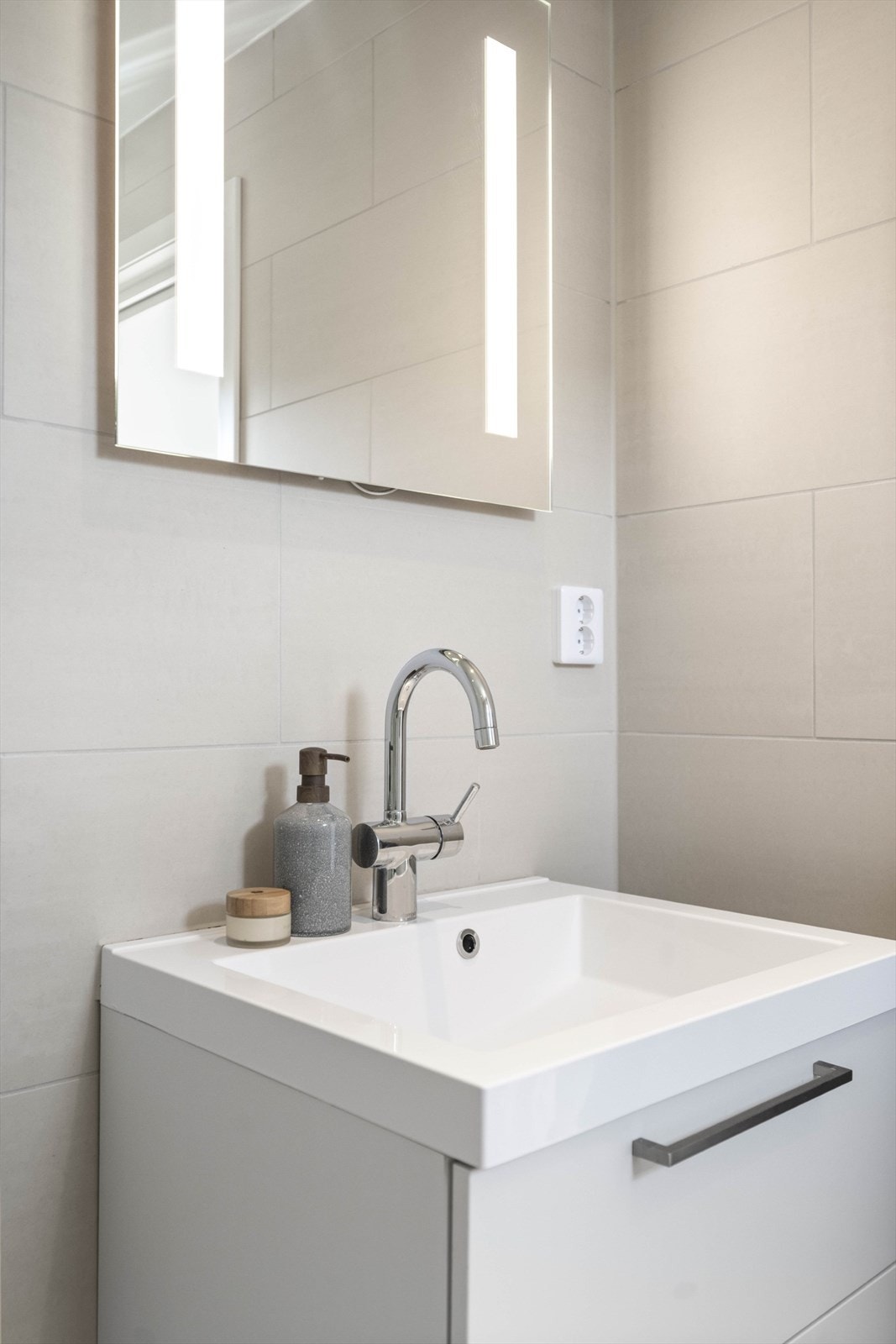 Enkel servant med skuffer, og speil på vegg. Galleribilde