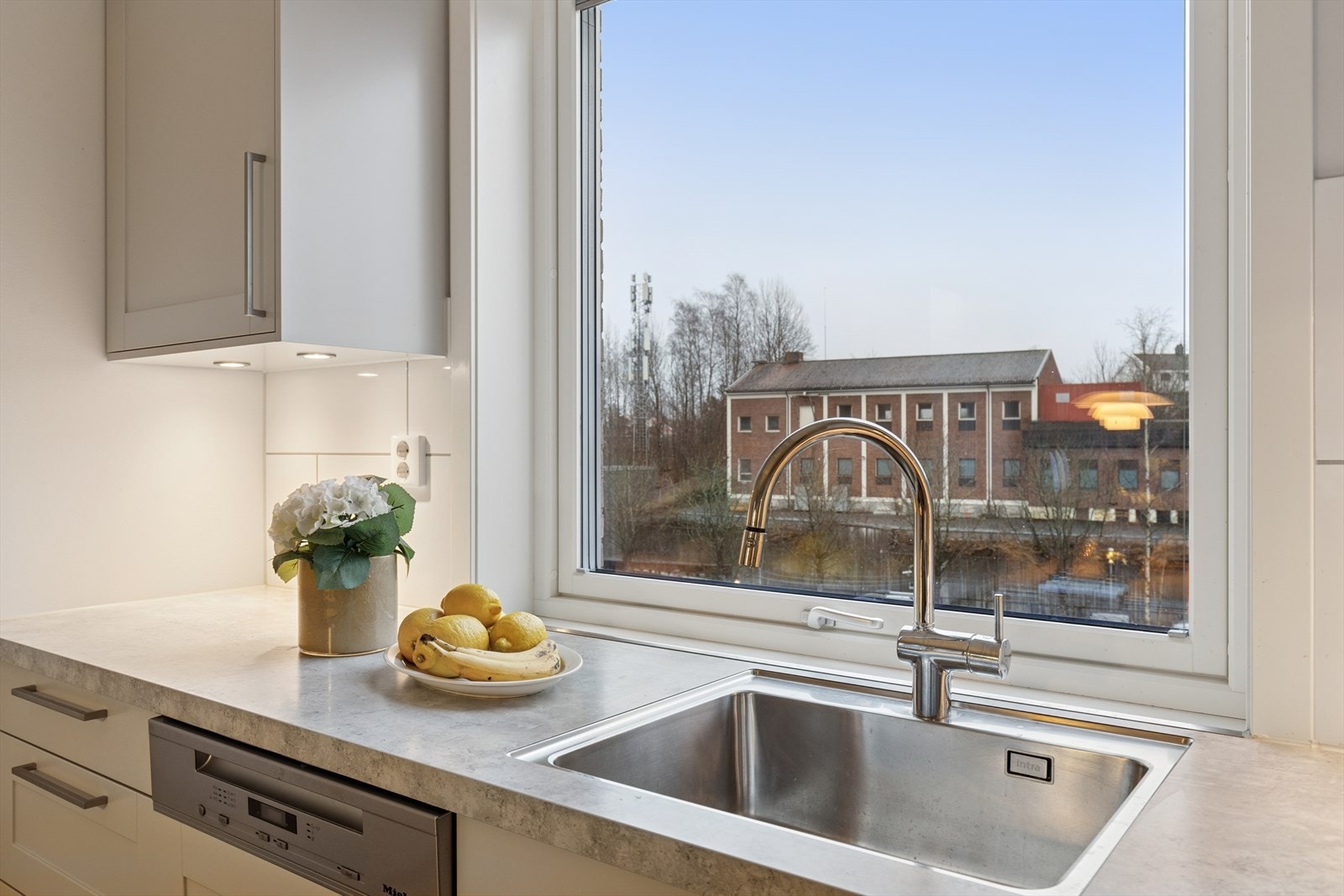 Integrerte hvitevarer på kjøkkenet består av platetopp, stekeovn, oppvaskmaskin og kjøl/frys. Galleribilde