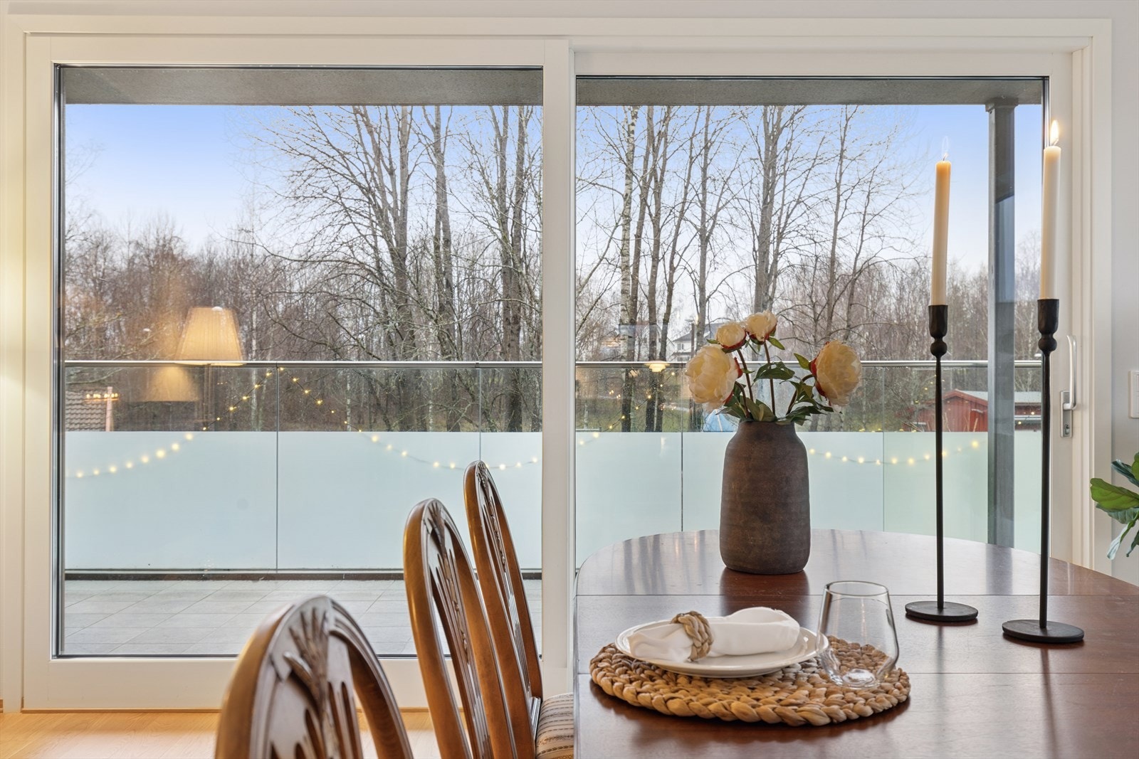 Herfra har du godt med lys og utsyn, samt utgang til stor terrasse. Galleribilde