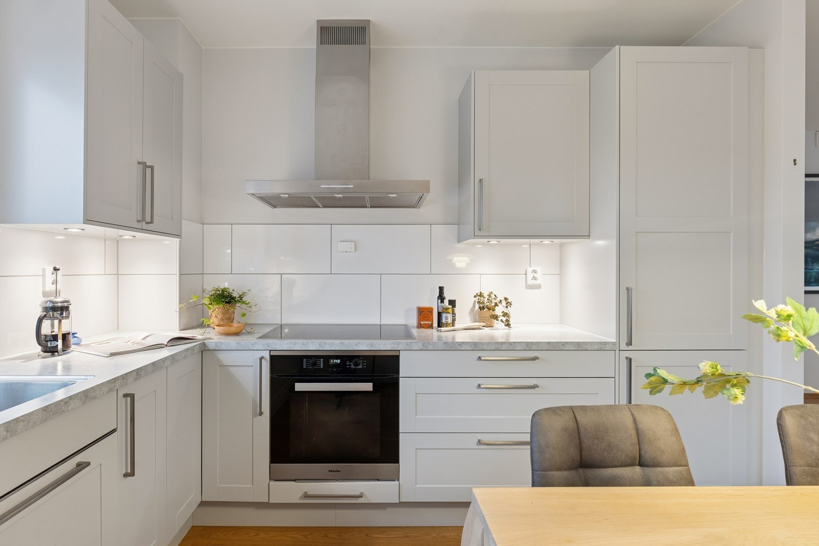 Lyst og tidløs kjøkkeninnredning med profilerte fronter. Galleribilde