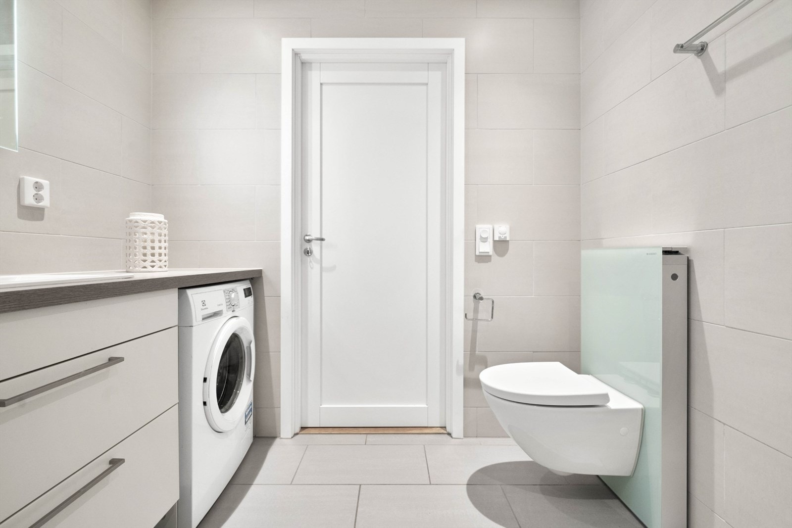 Det er opplegg for vaskemaskin og tørketrommel. God benkeplass i forbindelse med servantinnredningen. Galleribilde