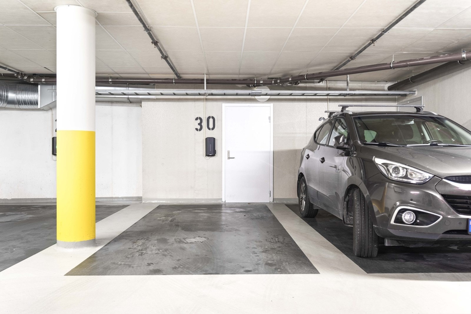 Leiligheten disponerer en biloppstillingsplass i garasjeanlegg. Galleribilde