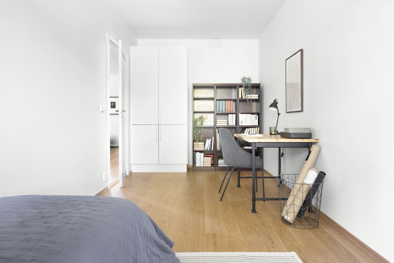 Godt med oppbevaringsplass. Garderobeløsning og plass til annet møblement. Galleribilde