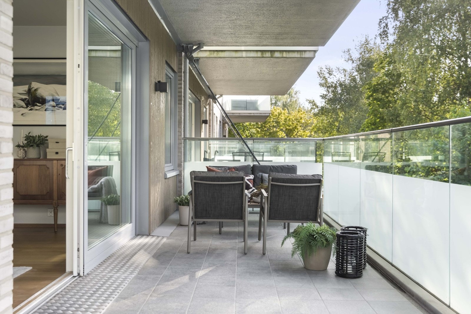 Stor og overbygget terrasse. Her kan du nyte sommer-og høstkvelder. Galleribilde