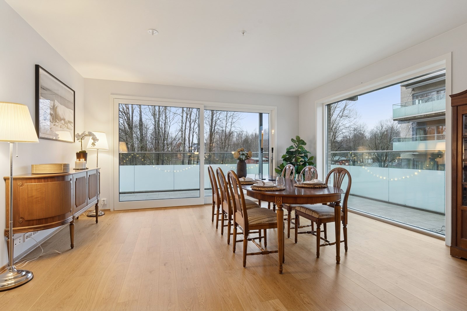 Leiligheten har en svært god planløsning, og har lysinnslipp fra 3 sider. Galleribilde