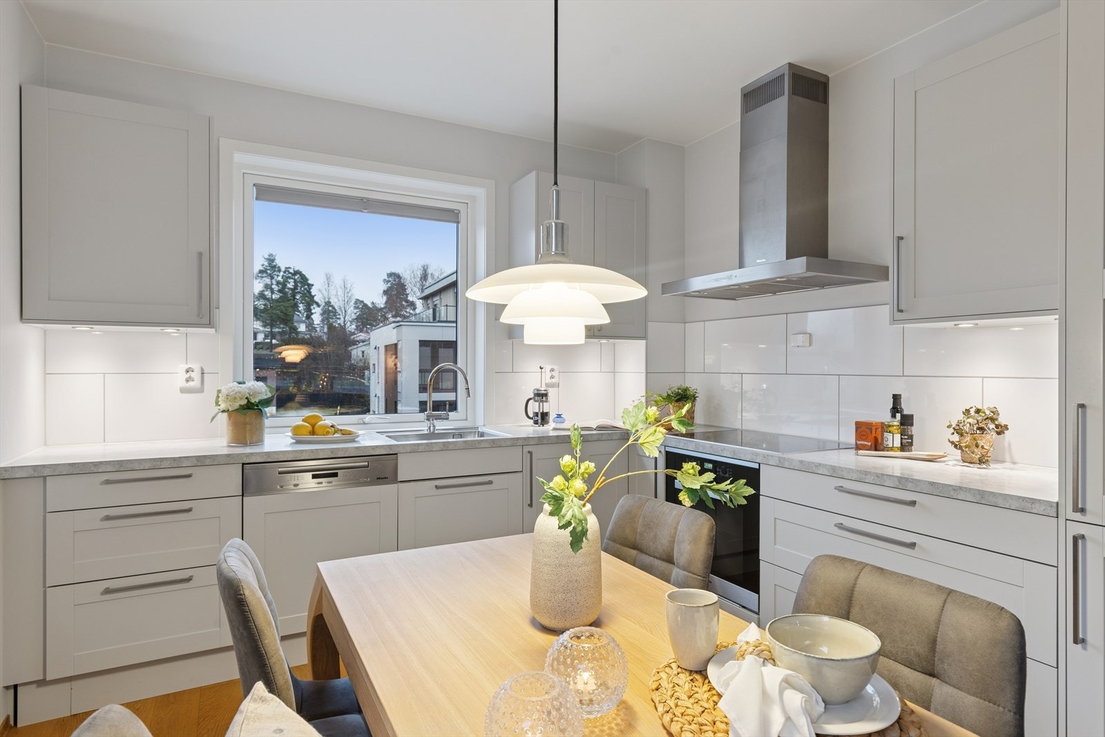 Det er gode arbeidsforhold med store benkeflater, og godt med oppbevaringsplass i skuffer og skap. Galleribilde