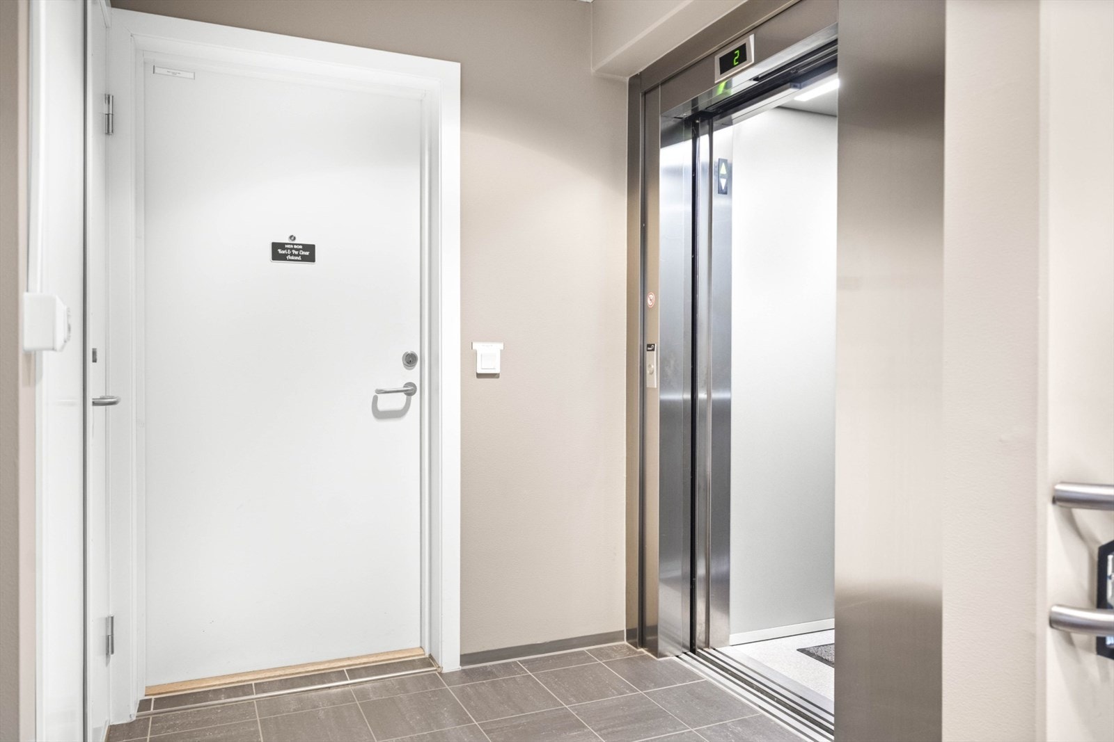 Leiligheten ligger i byggets 2. etasje, og har adkomst via heis til yttergang. Galleribilde