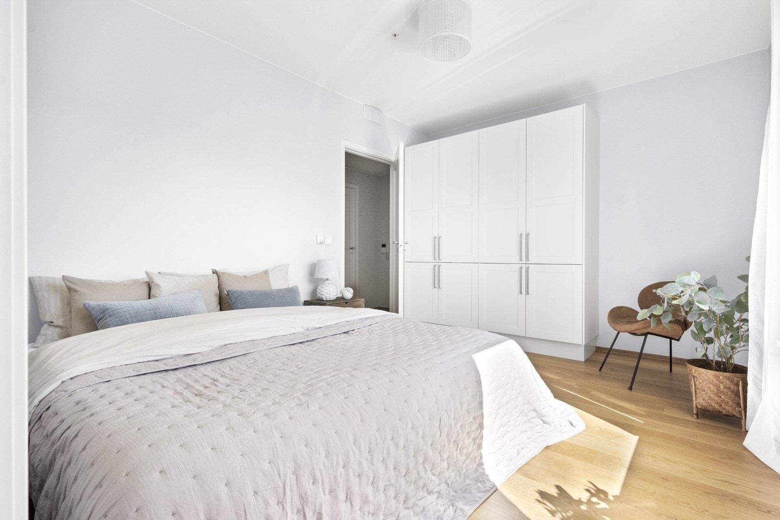 Det er garderobeløsning og plass til annet møblement for mer oppbevaring. Galleribilde