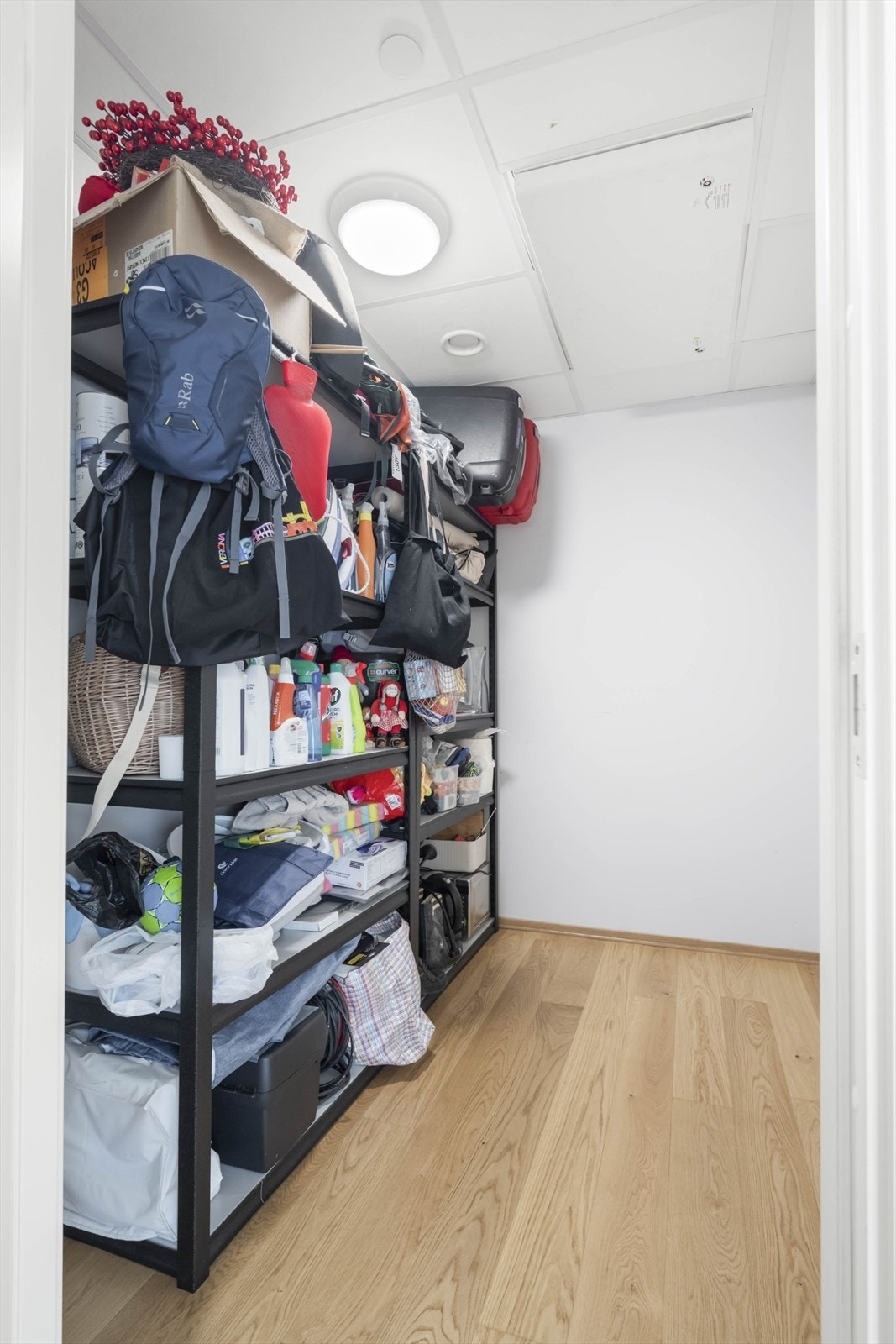 Praktisk innvendig bod som kan benyttes til oppbevaring. Galleribilde