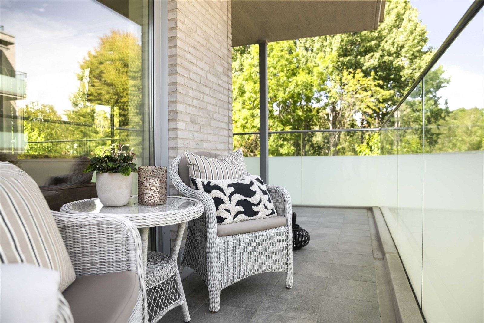 Det er mulig å skape flere hyggelige sittegrupper på terrassen. Et praktisk uteområde. Galleribilde