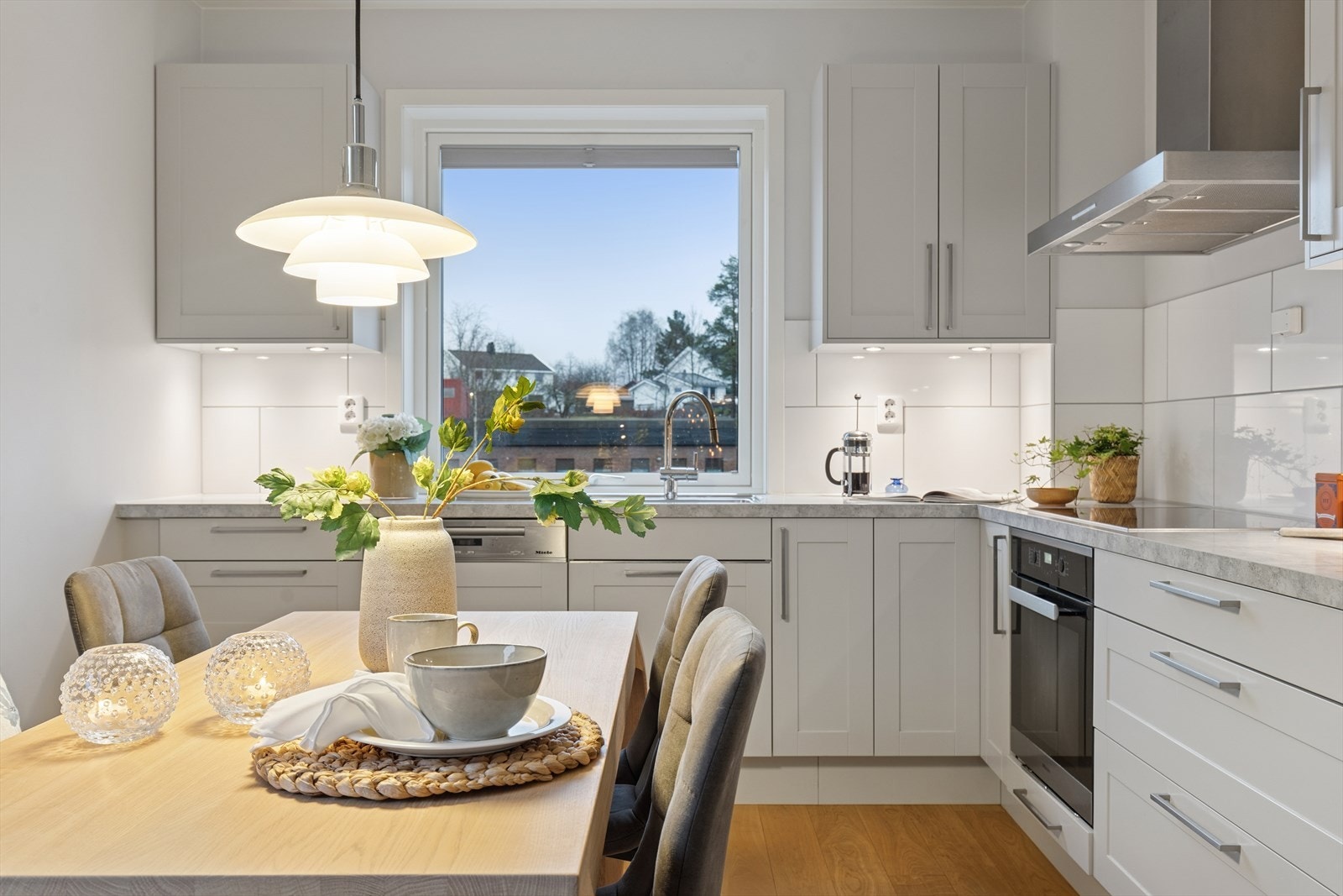 En hyggelig spiseplass på kjøkkenet som passer perfekt til hverdag og raske måltider. Galleribilde