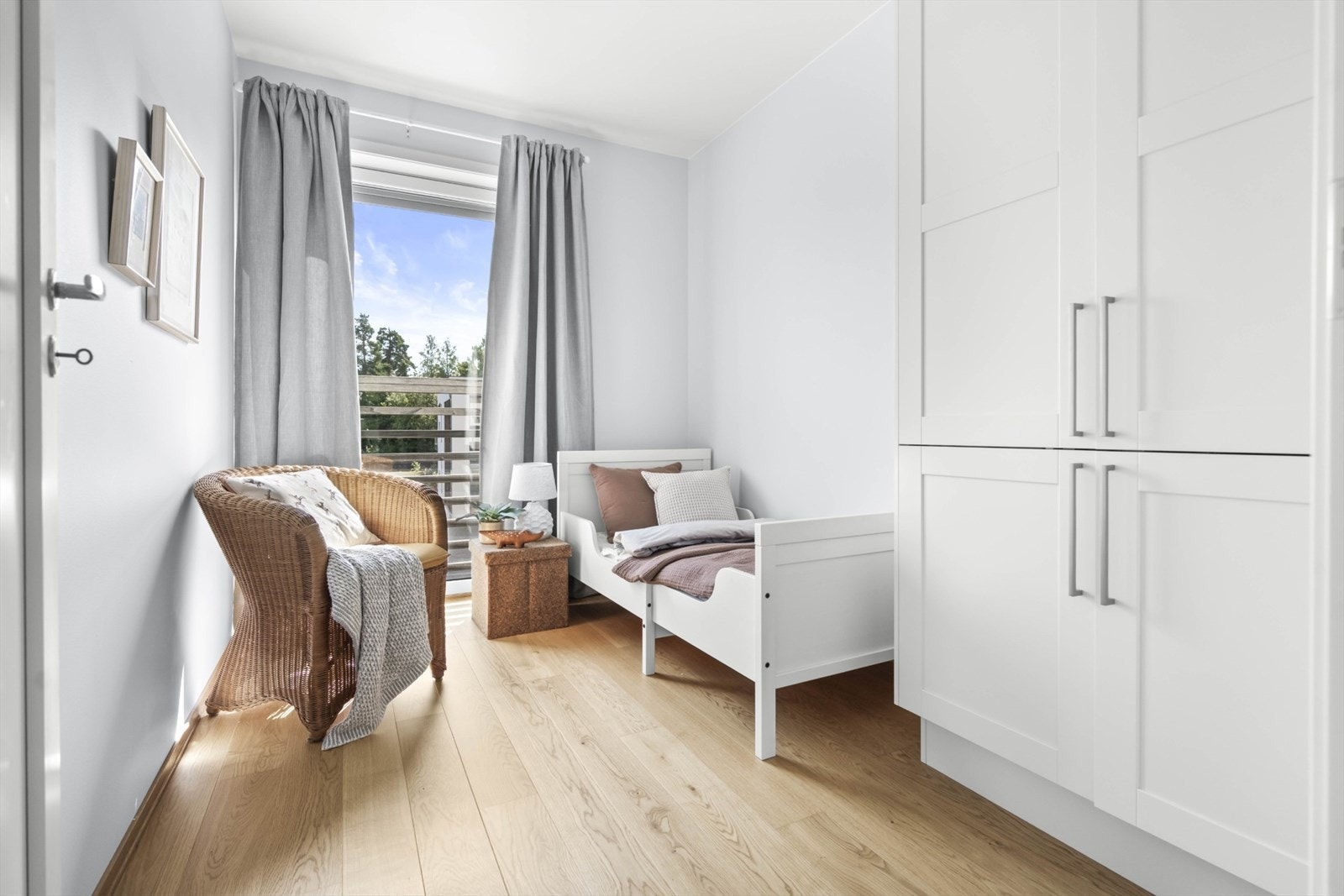 Soverom 3 passer fint til barnerom, gjesterom eller hjemmekontor. Her har du også garderobeløsning. Galleribilde