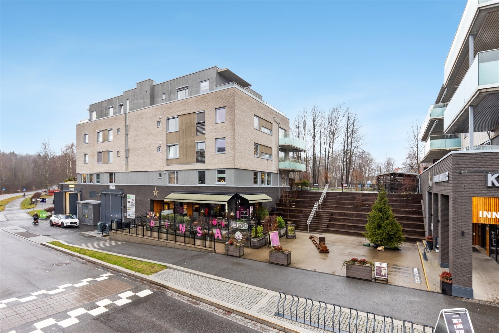 Leiligheten ligger i et hyggelig område med flere servicetilbud i nærheten. Galleribilde