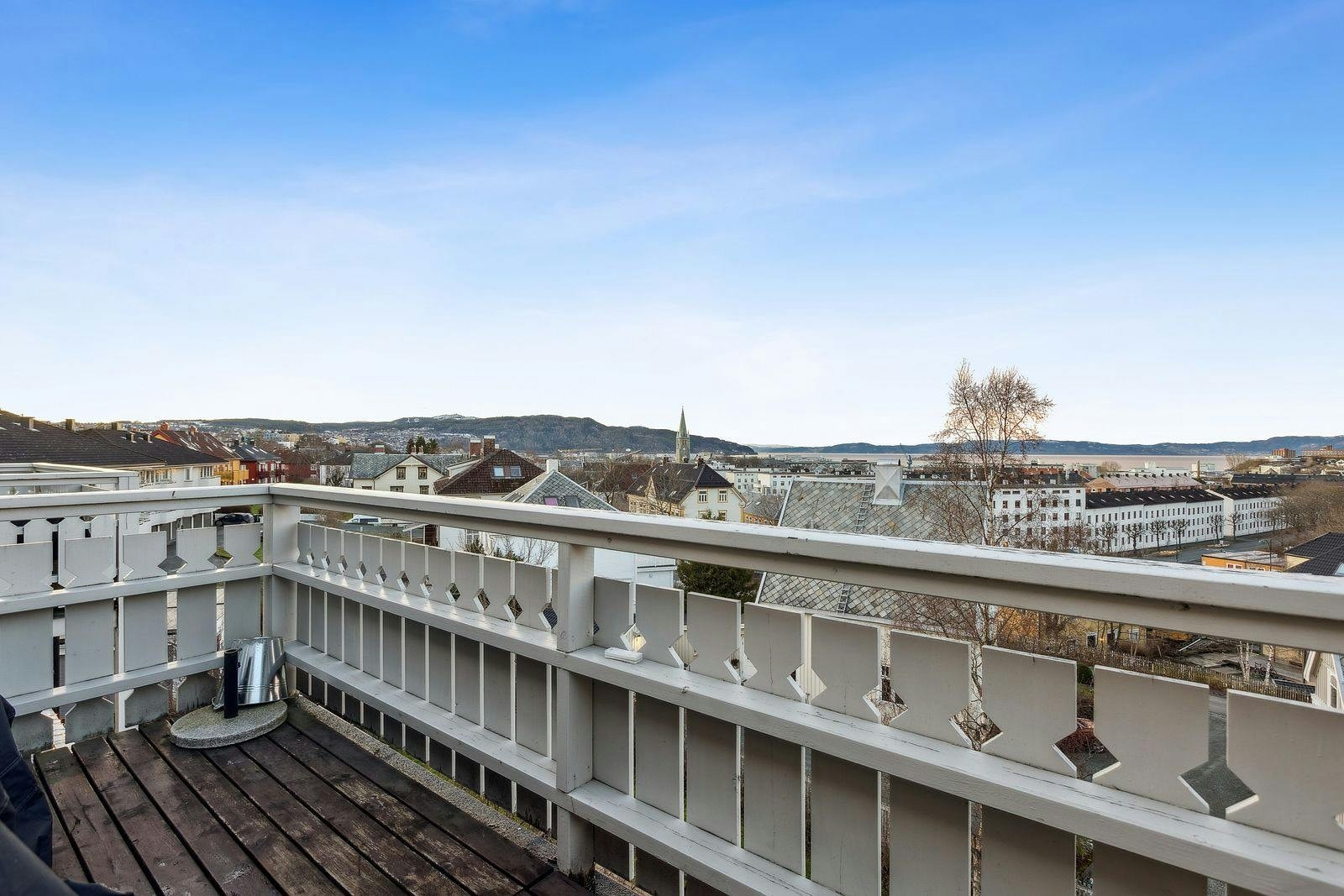 Flott veranda med gode sol- og utsiktsforhold Galleribilde