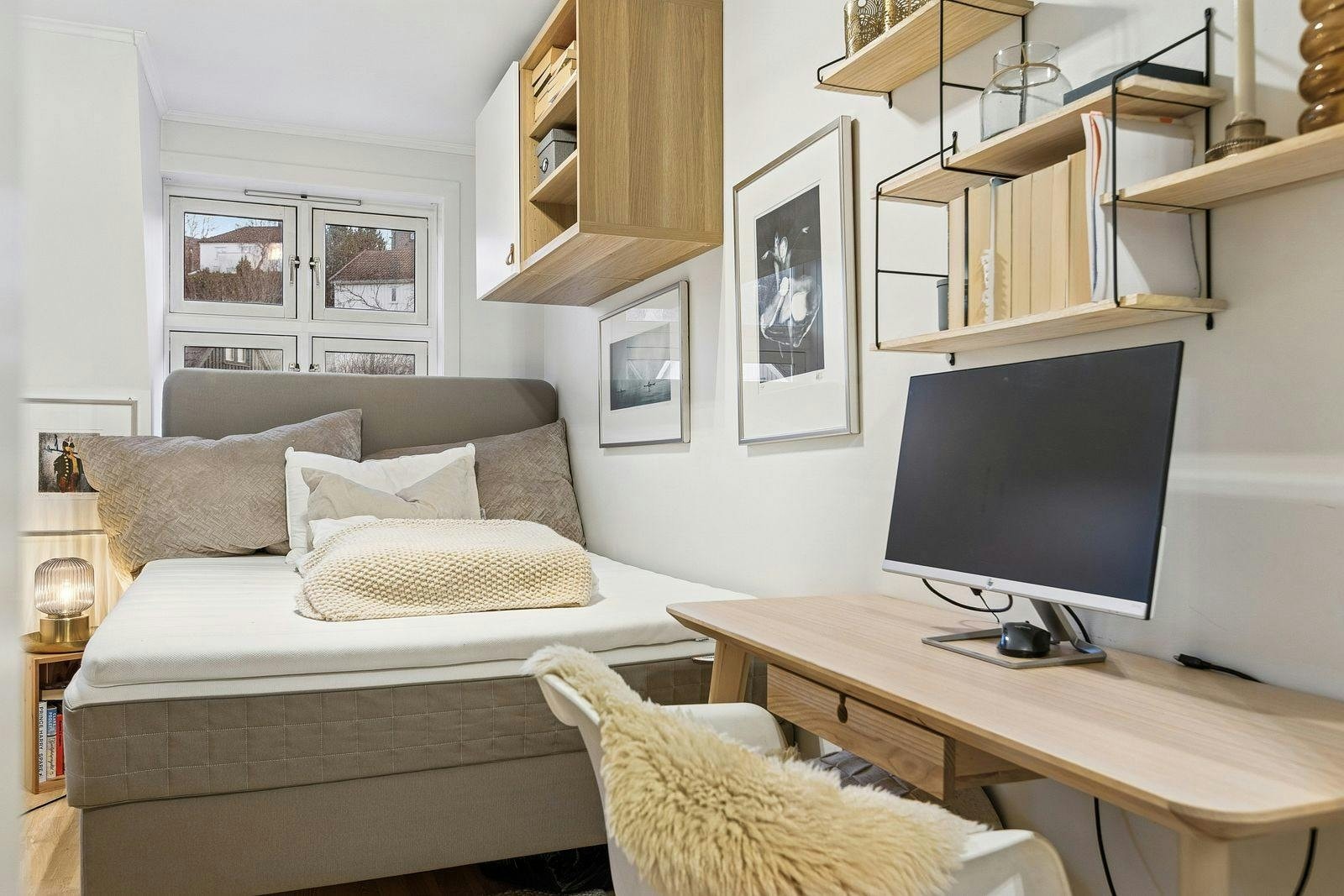 Leiligheten byr på 2 romslige soverom Galleribilde