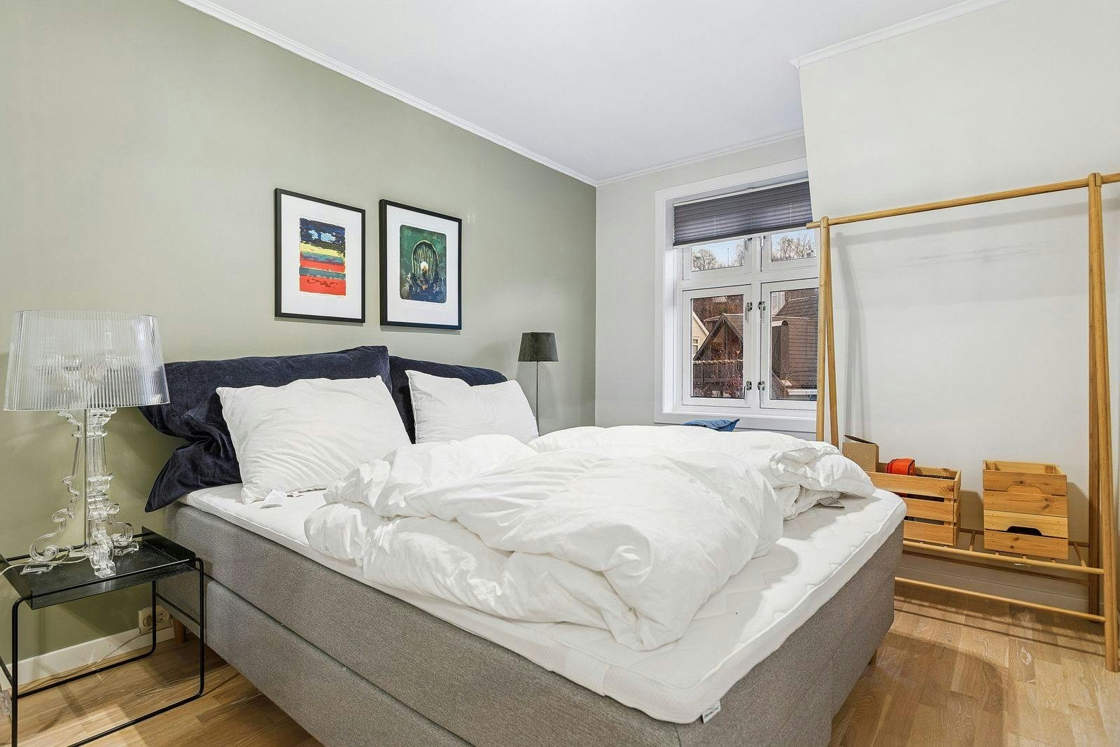 Leiligheten byr på 2 romslige soverom Galleribilde