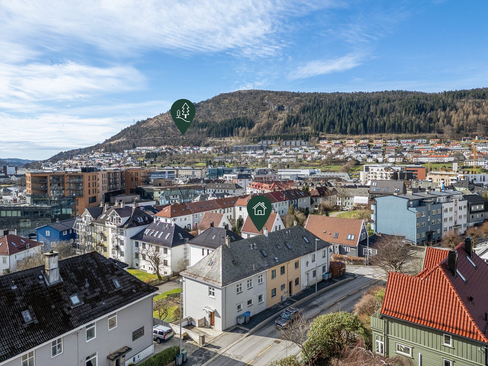 Eiendommen ligger midt mellom fantastiske turområder både på Landåssiden og Løvstakksiden. På bildet ser du den nye Løvstien som strekker seg fra Melkeplassen til Kråkenes. Kronstad X er også i bakgrunnen med 2 bybanelinjer. Galleribilde