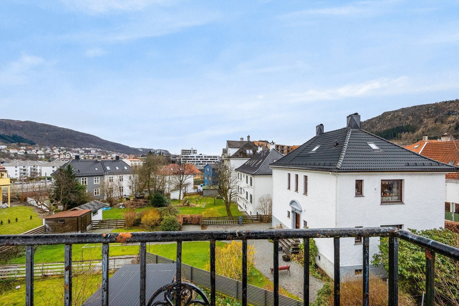 Liten balkong med fin utsikt sørover Galleribilde