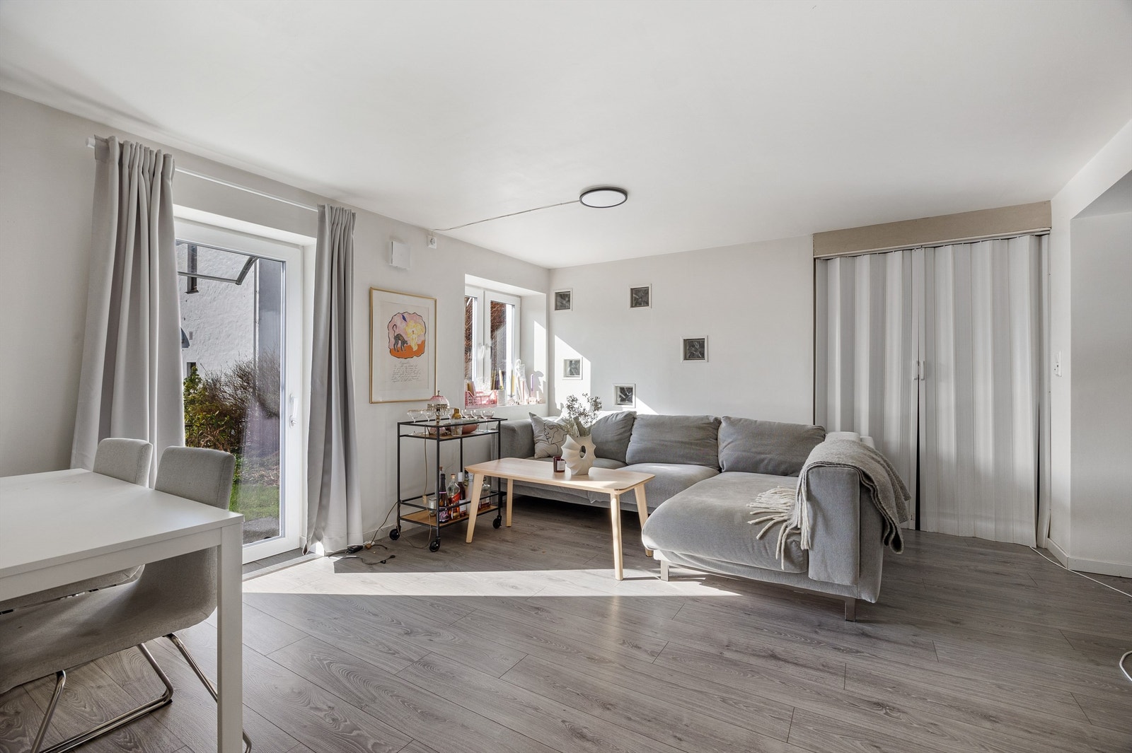 Stue i kjelleretasjen. Bod i bakkant. Galleribilde