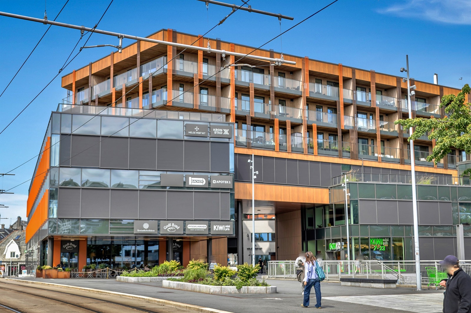 Kronstad X er et nyere bygg med kombinert bolig og næring. Kiwi som er nærmeste butikk ligger i 1. etasje. Her stopper begge bybanelinjene utenfor. Galleribilde