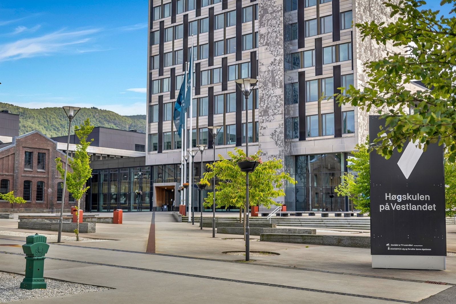 HVL er en spasertur unna bygården. Galleribilde