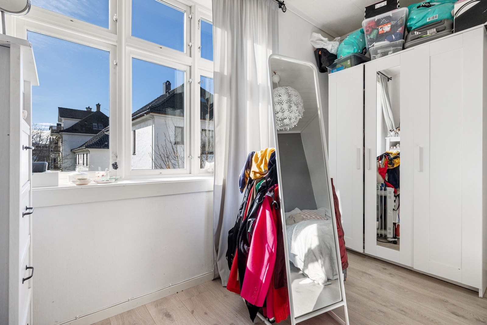 Soverom med mye lysinnslipp. Galleribilde