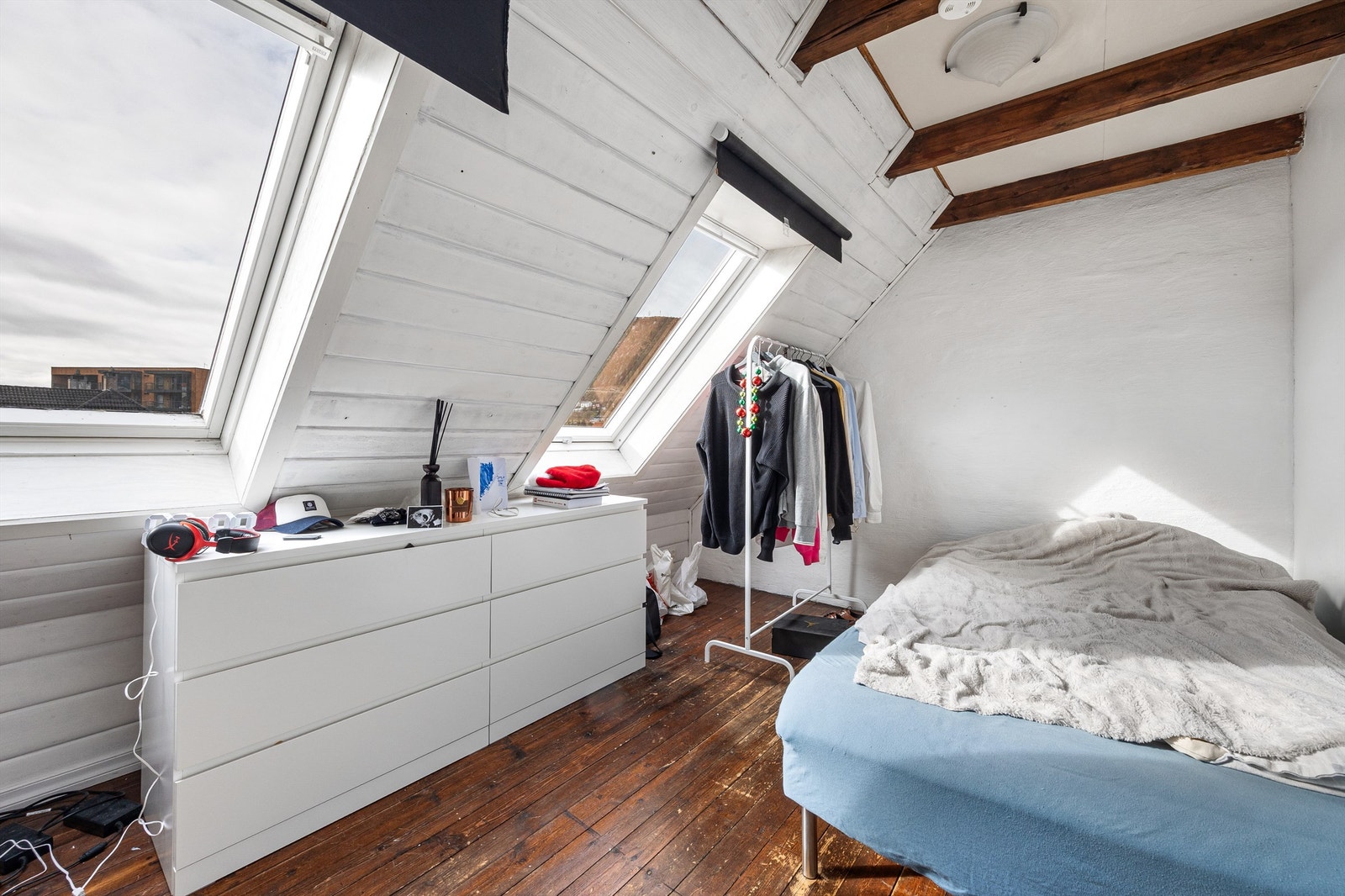 Loftetasjen er innredet med 3 soverom og 1 bod idag. Det er pågående sak med kommunen om bygget er lovlig innredet. Galleribilde