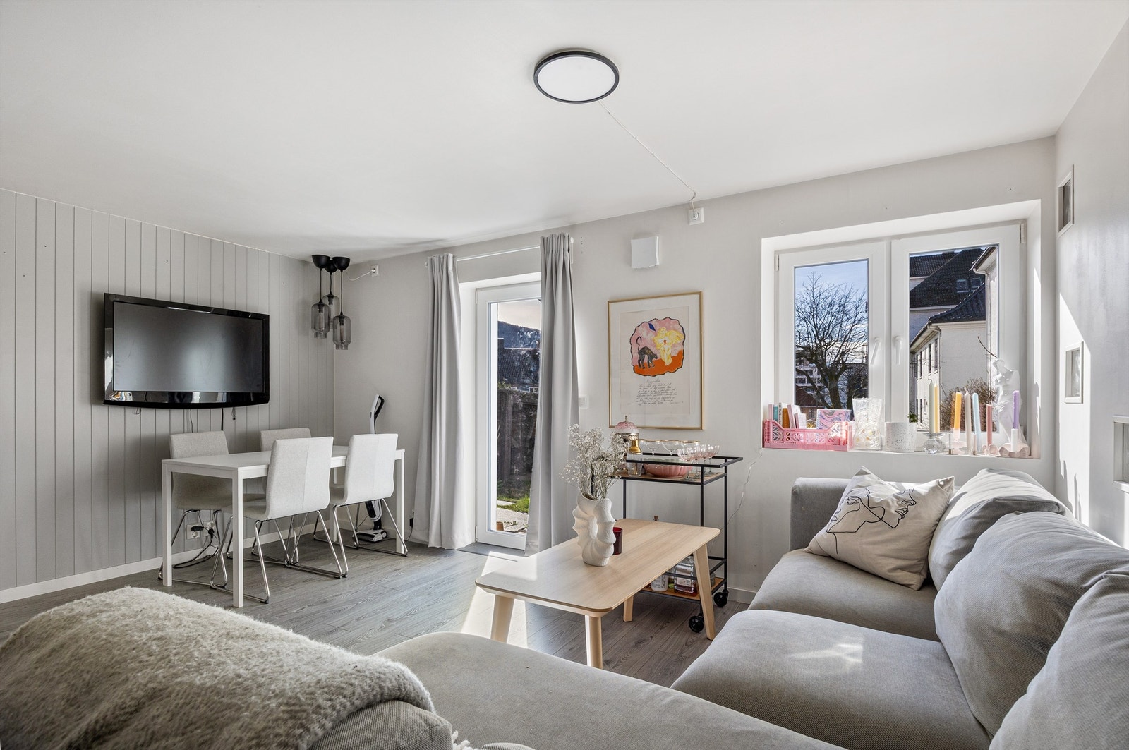 Stue i 1. kjelleretasjen med utgang til hage Galleribilde