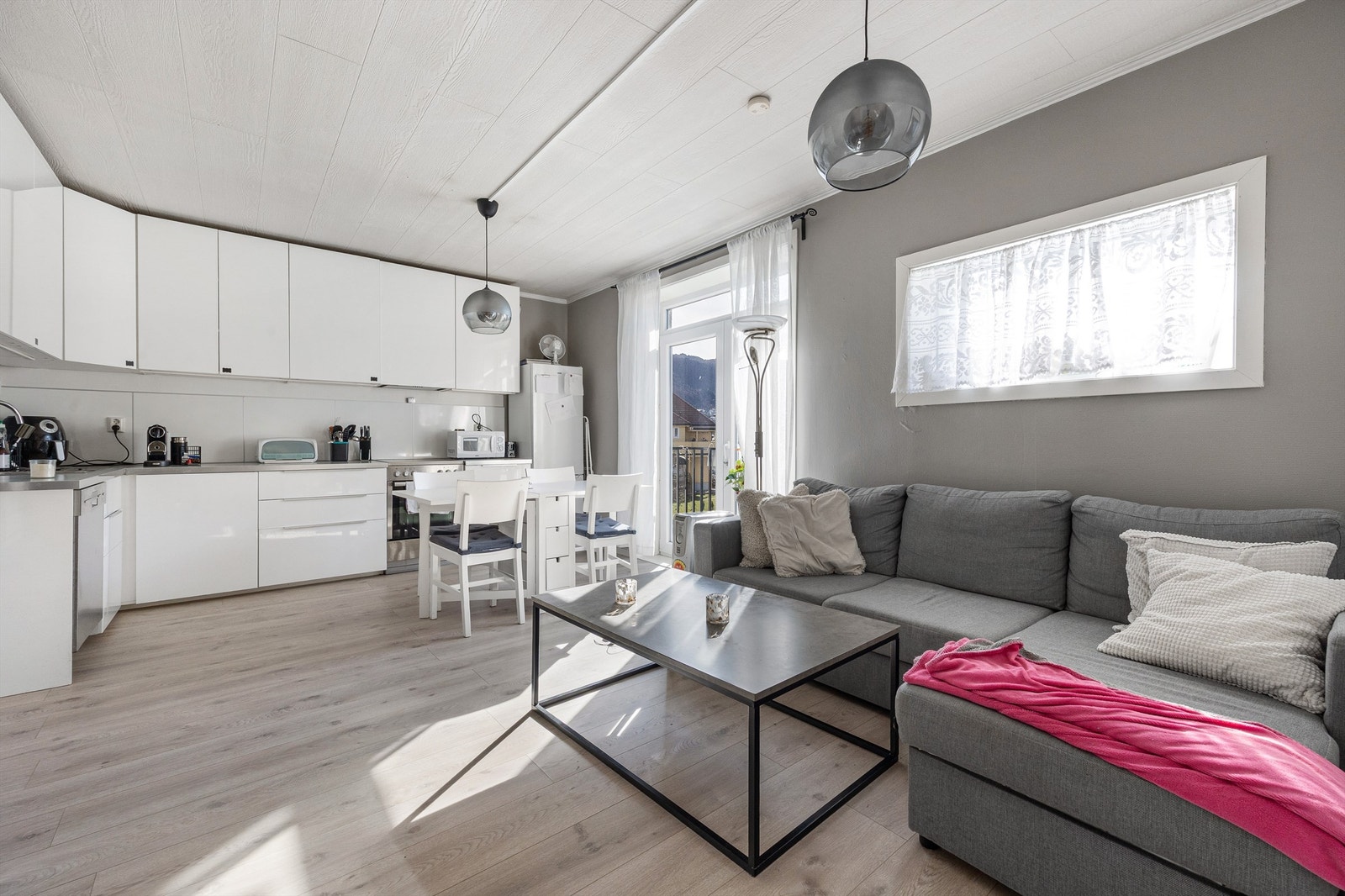 Stue/kjøkken i 1. etasje Galleribilde