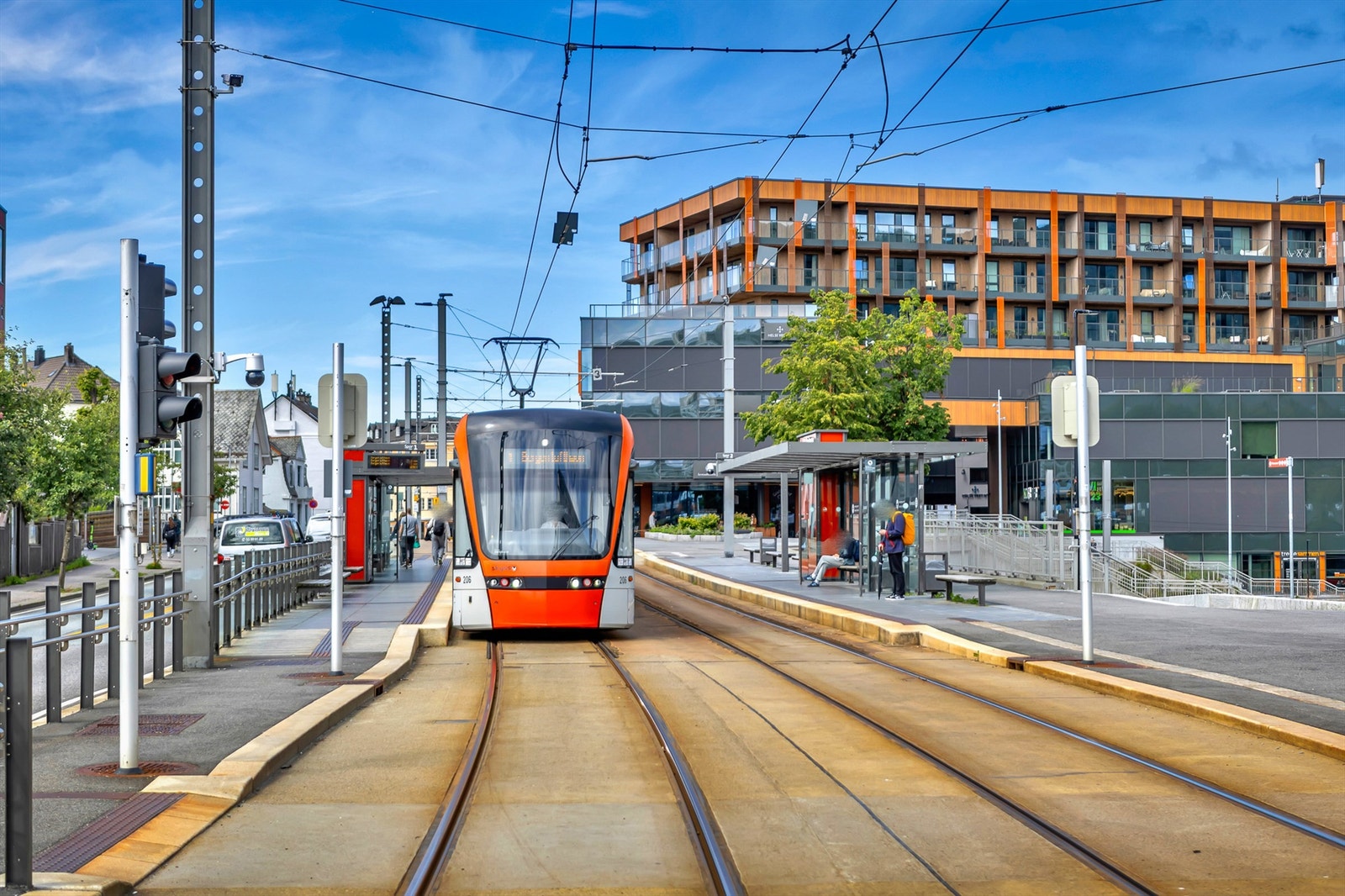 Bybane linje 1 og 2 går begge i kort avstand fra bygget- Enklere blir det ikke. Galleribilde