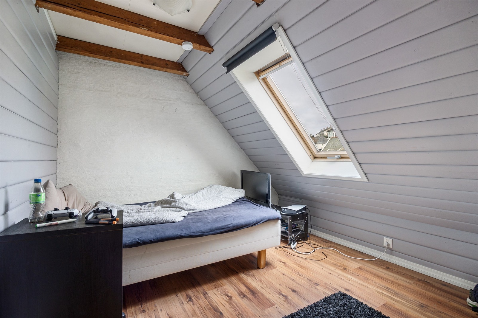 Loftetasjen er innredet med 3 soverom og 1 bod idag. Det er pågående sak med kommunen om bygget er lovlig innredet. Galleribilde