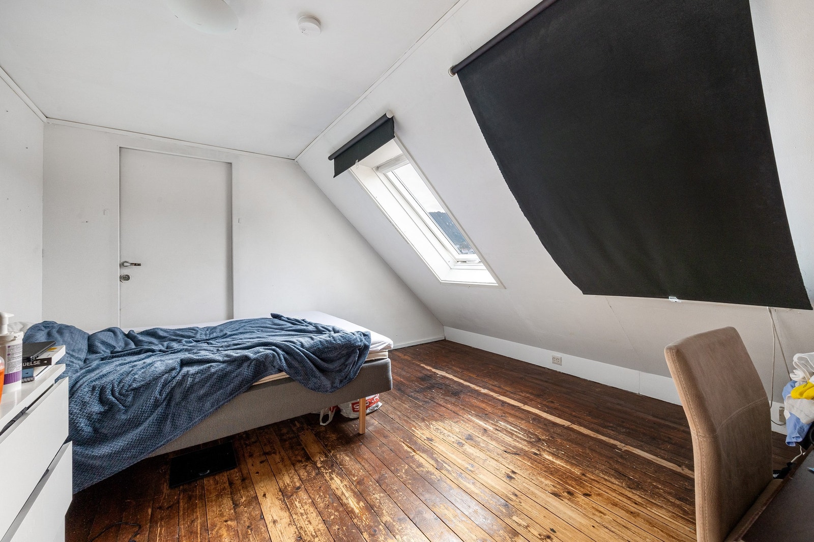 Loftetasjen er innredet med 3 soverom og 1 bod idag. Det er pågående sak med kommunen om bygget er lovlig innredet. Rømningsvei gjennom dør inn til nabo. Galleribilde