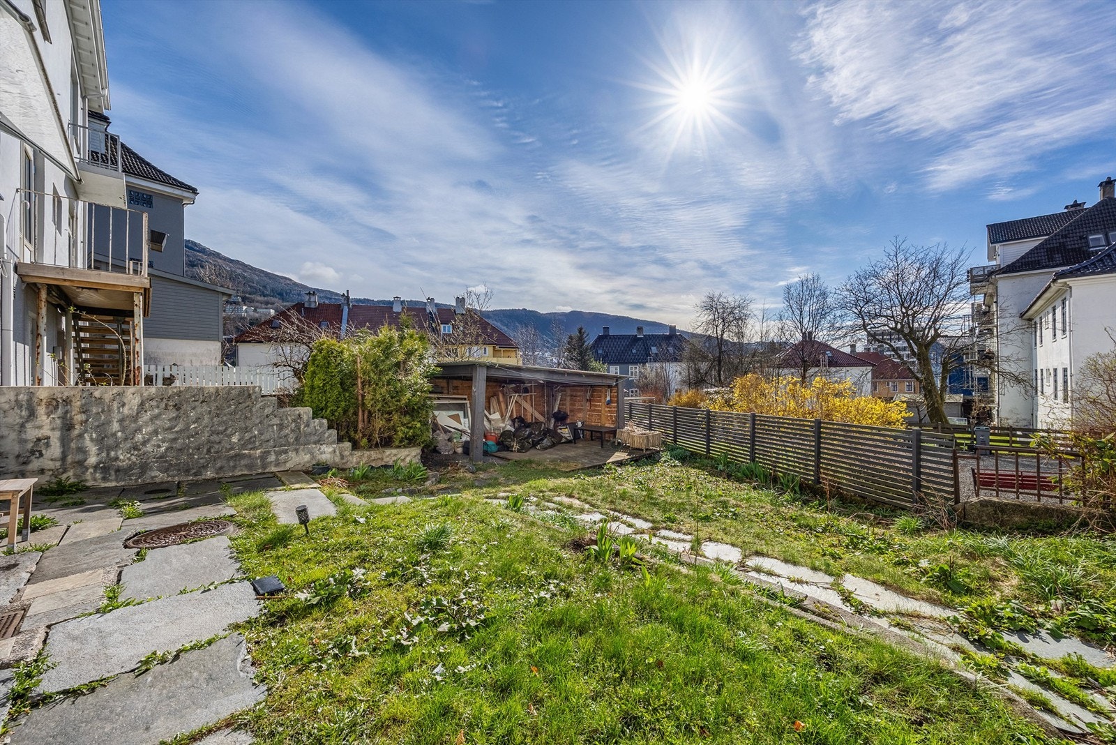 Fin bakgård med god plass til å boltre seg. Galleribilde
