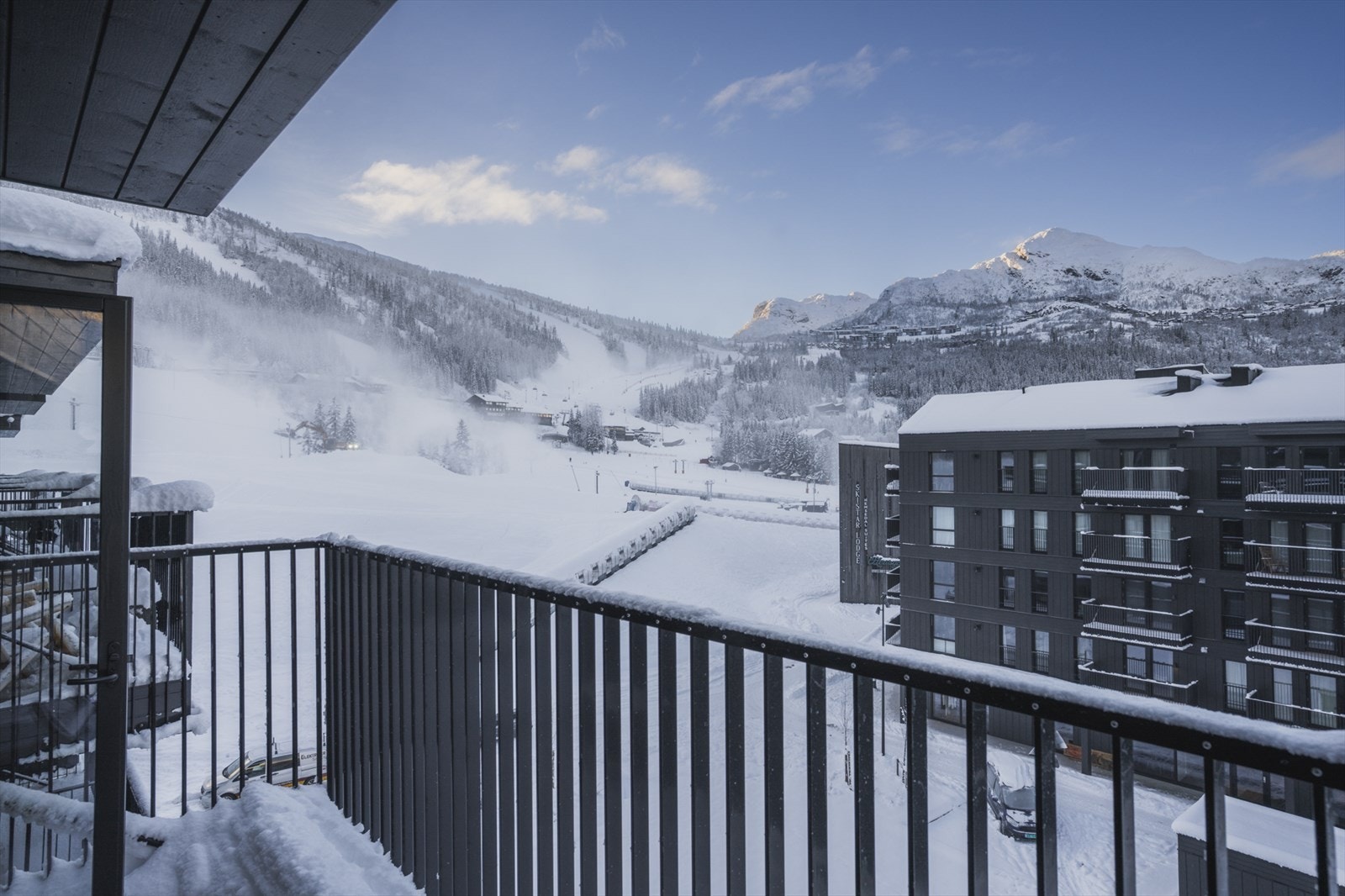 Den vestvendte terrassen har flott utsikt og gode solforhold Galleribilde