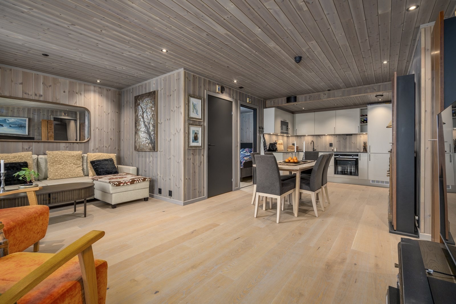 Romslig stue og allrom. plass for stor sovesofa i stuen Galleribilde