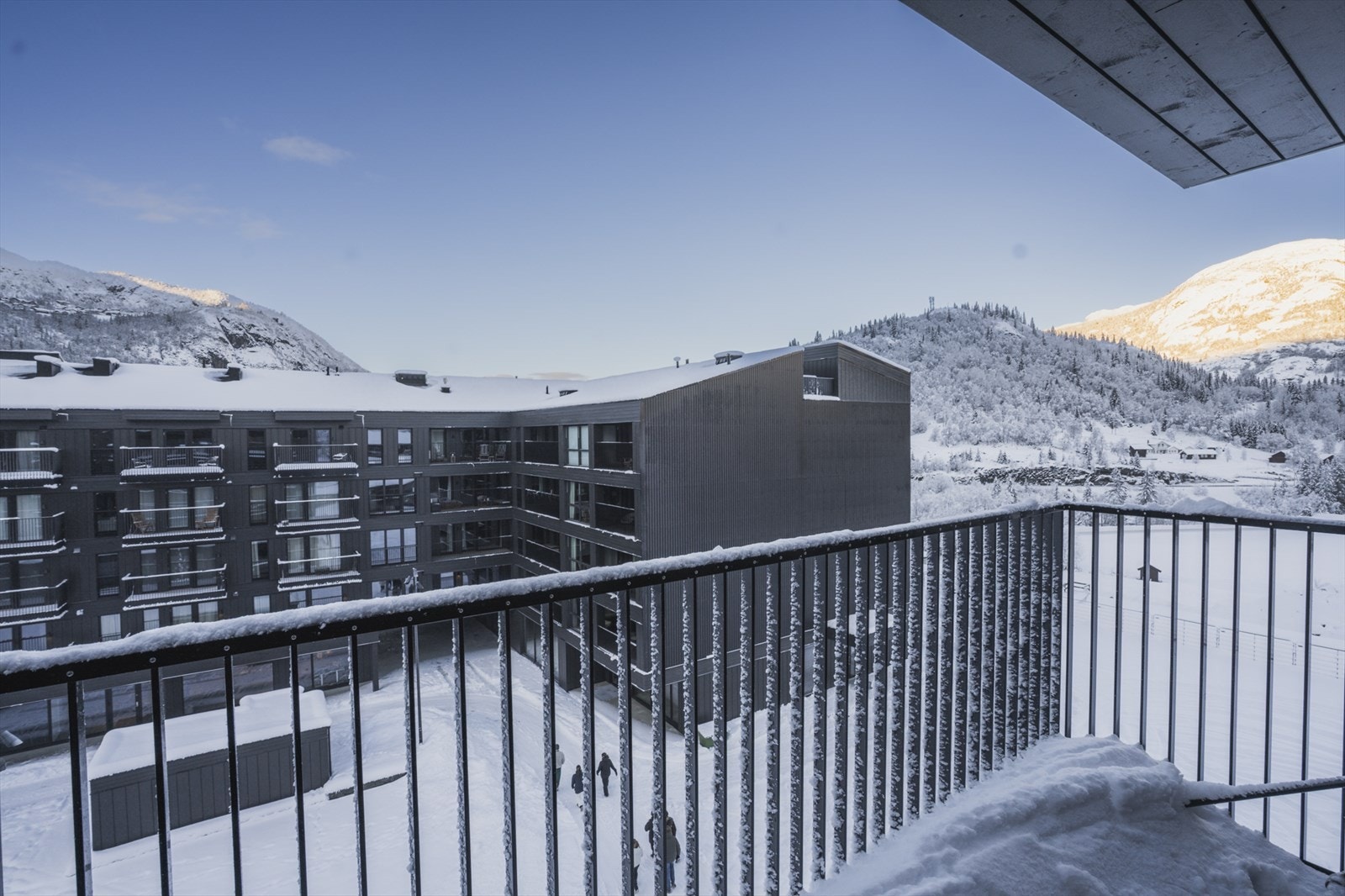 Terrasse med oversikt over torget og flott utsikt Galleribilde